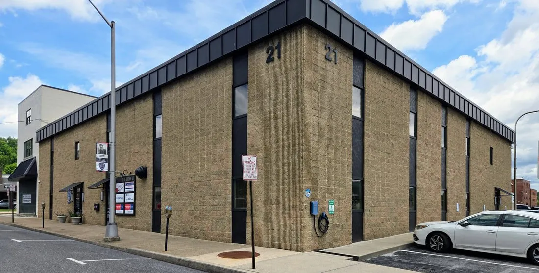21 South Brown Street, Building exterior