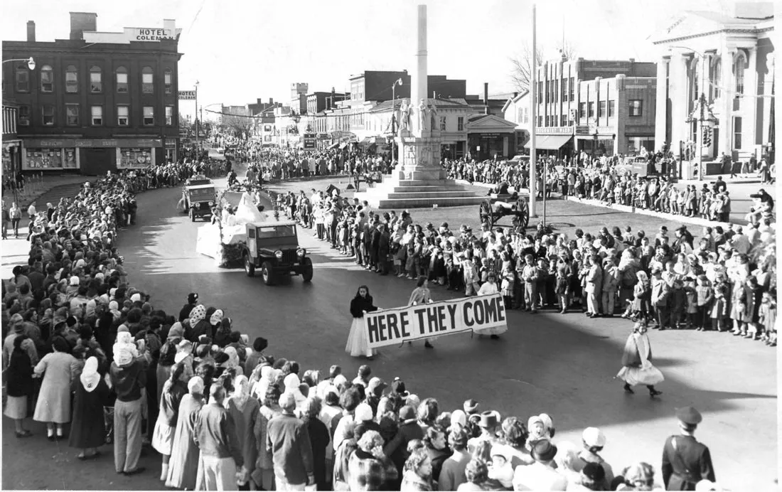 Crowds gather on Monument Square