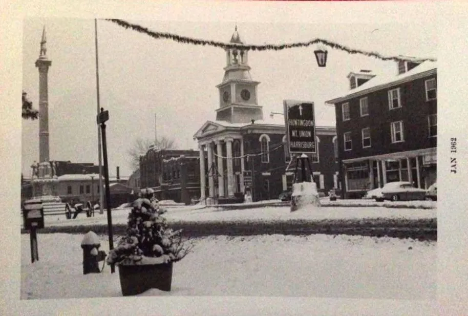 Courthouse and monument decorated for the holidays